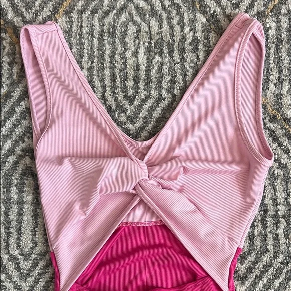 Colorblock Twist Cut Out Bodycon Dress Sz Medium Amazon - Picture 4 of 5